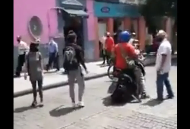 El sujeto huyó de forma impune del lugar (@MrElDiablo8)
