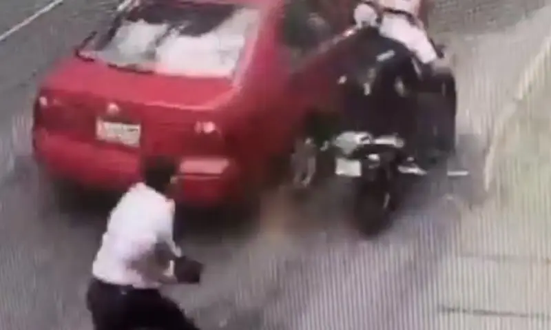 La víctima trató de alcanzar a los criminales (@CI_CDMX)