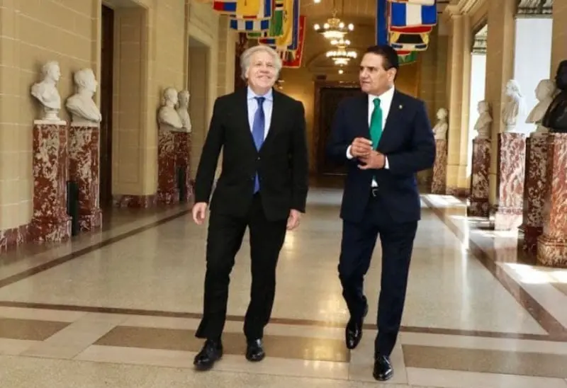 Luis Almagro junto al gobernador de Michoacán (@Silvano_A)