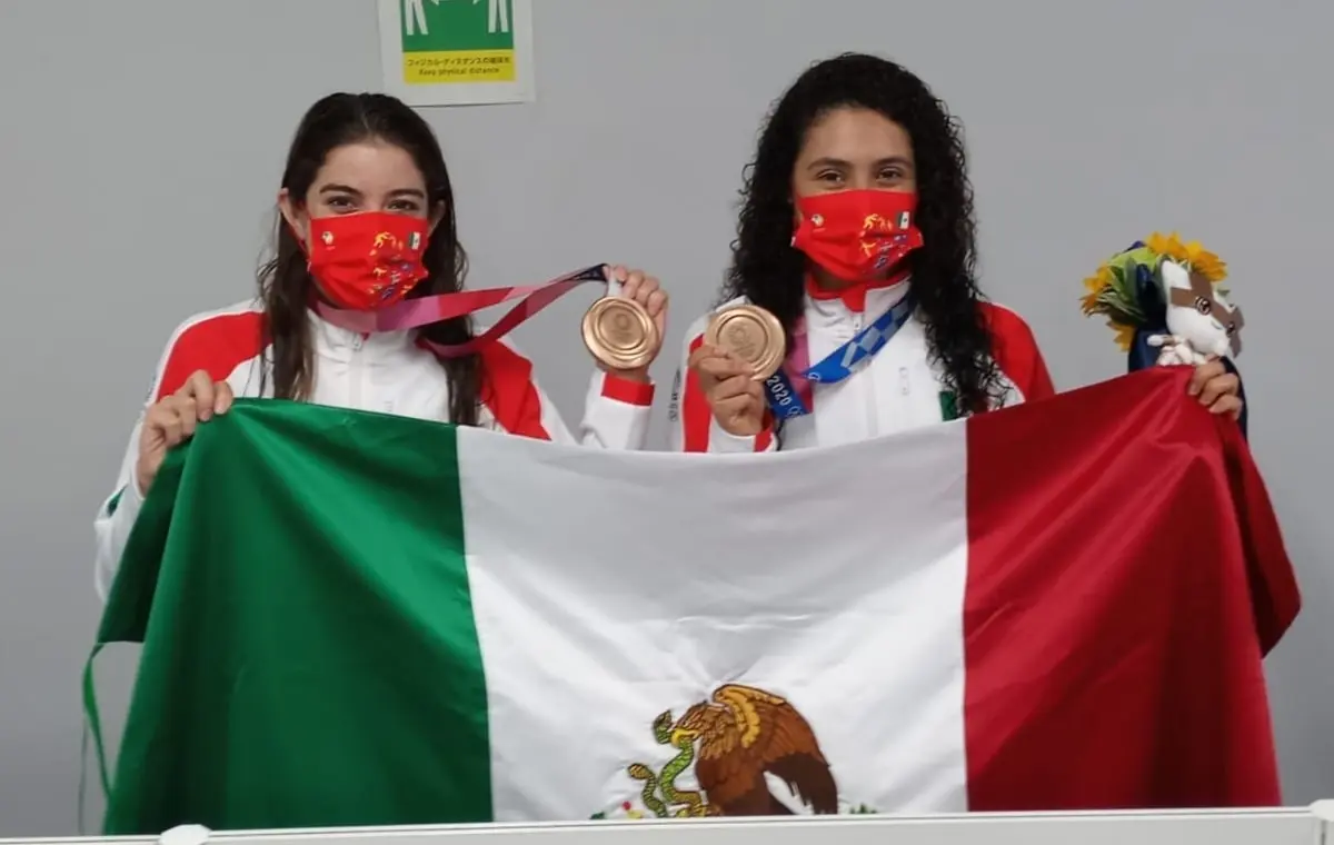 Gaby Agúndez (der.) medallista en los Juegos Olímpicos de Tokio 2020 (@COM_Mexico)