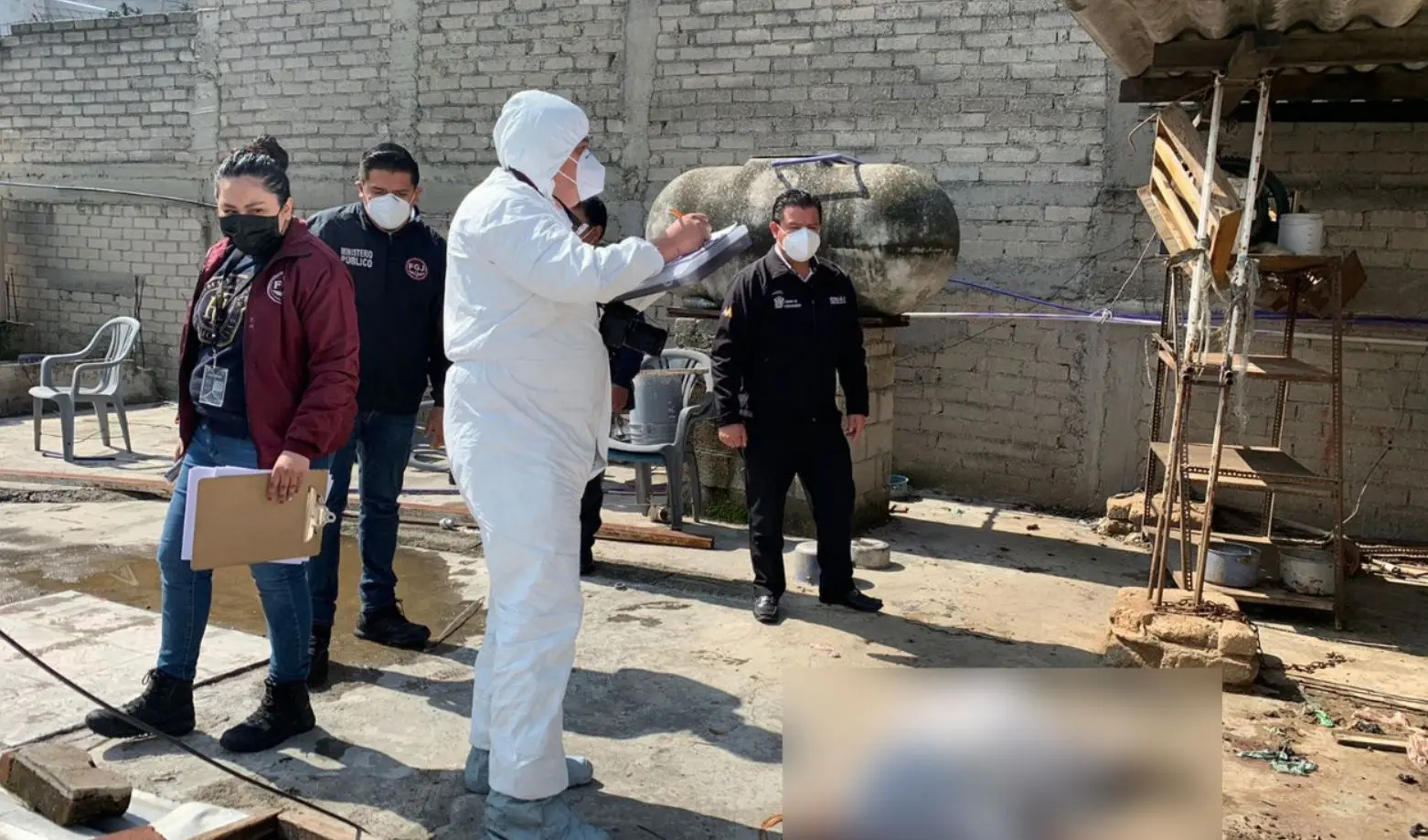 Van tras familia que mató a perrito con palos y piedras en Tlalnepantla. Foto: Twitter (@FiscalEdomex).