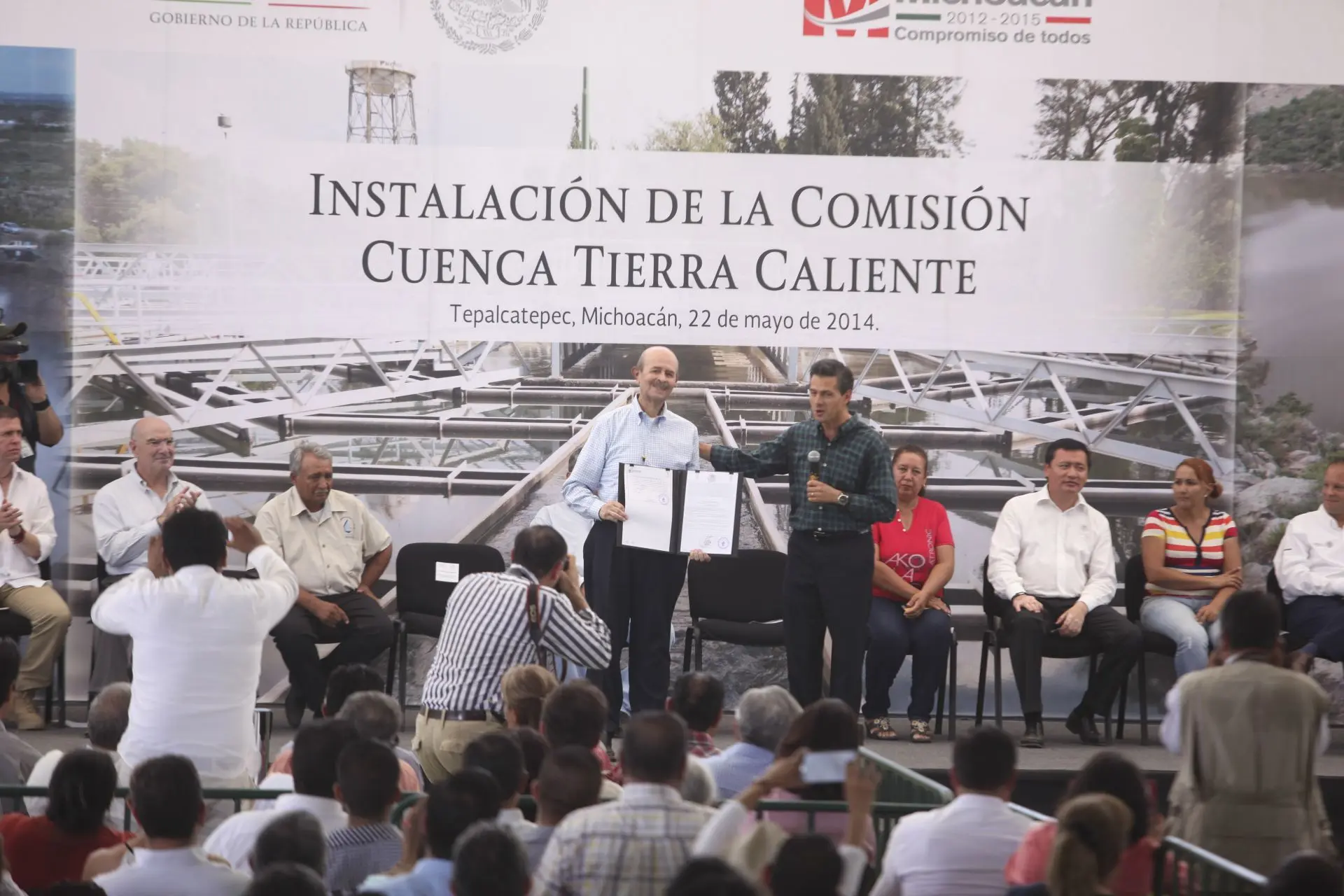 Fausto Vallejo y Peña Nieto en Tepalcatepec. Foto: Alán Ortega/Cuartoscuro