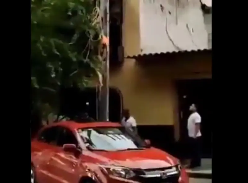 Los vecinos no tardaron en socorrer a la mujer (@quierotv_gdl)