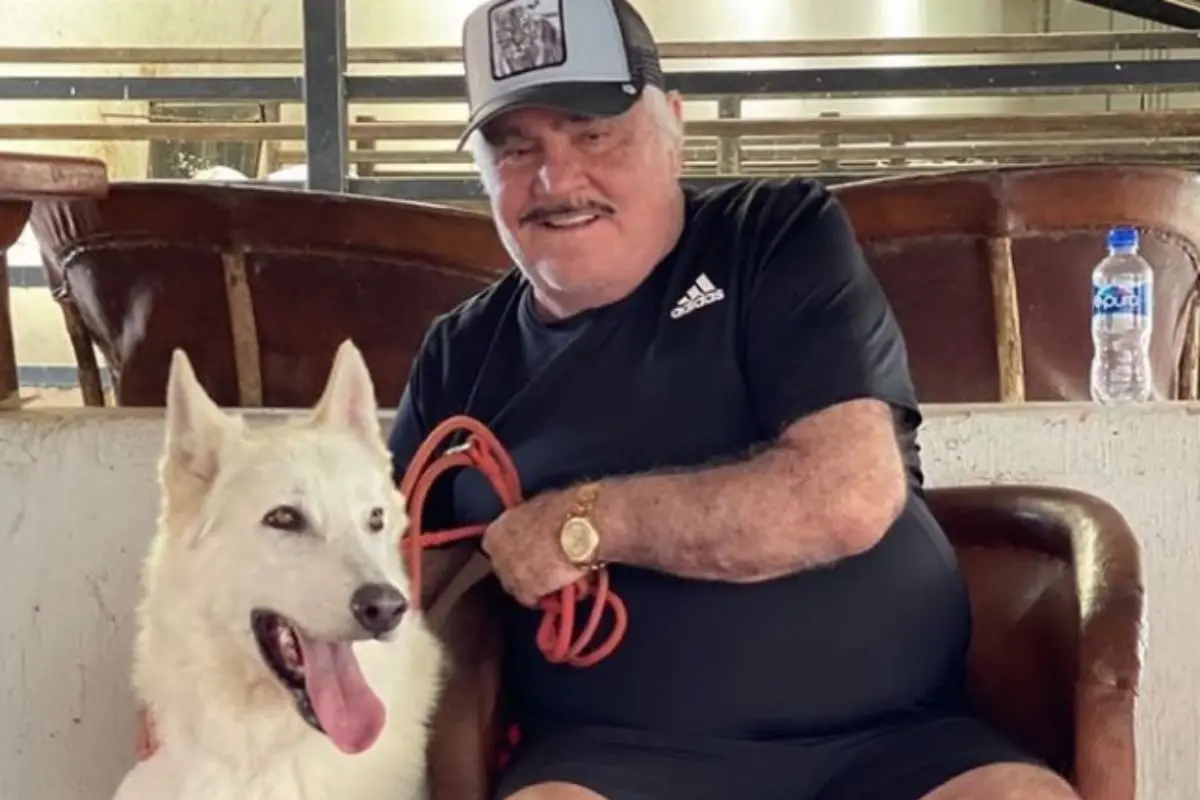 Vicente Fernández tuvo una caída al interior de su domicilio (@_vicentefdez)