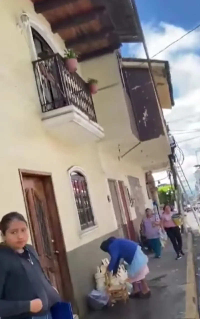 Le arrojaron agua desde un balcón (Especial)