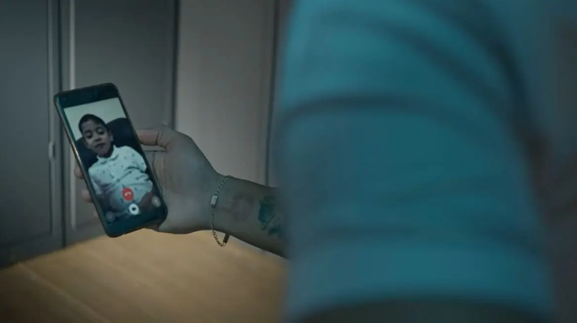 Marco, el enfermero que leyó cartas de sus familiares a enfermos de COVID-19. Foto: captura de pantalla.