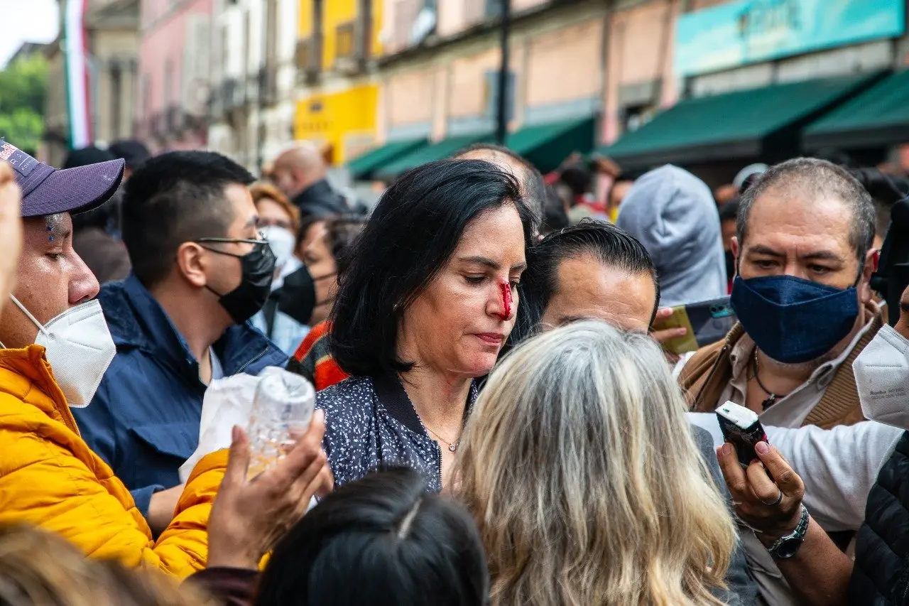 Alcaldesa electa en la CDMX acusa a policías granaderos de romperle la nariz. Foto: Twitter (@lialimon).