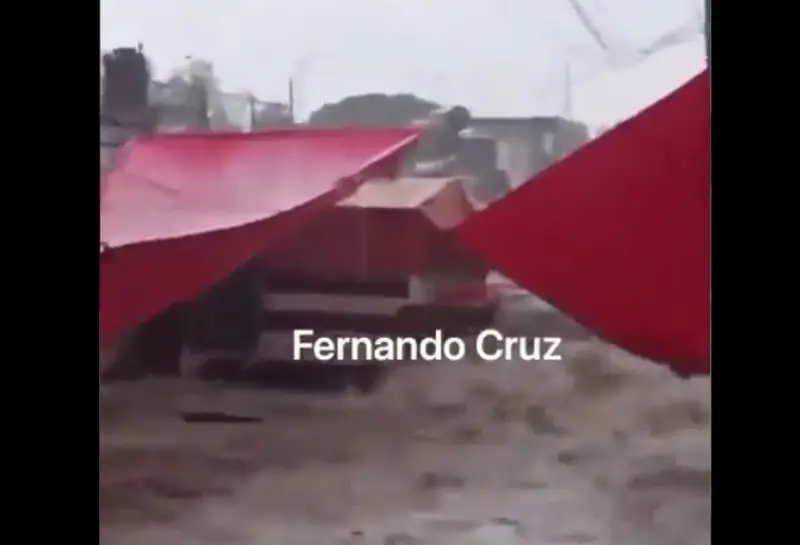 Las lluvias también afectaron a un tianguis (@FernandoCruzFr7)