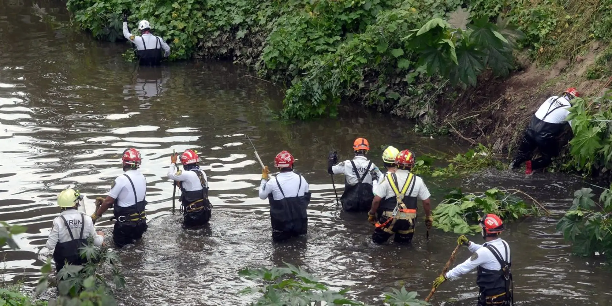 Elementos de Protección Civil buscaron el cuerpo de Ana Karen en el Río de los Remedios. (Cuartoscuro)