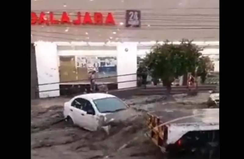 Los vehículos fueron arrastrados por la corriente (Especial)