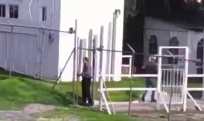La persona se retiró, dejando el cadáver del perro (FB: Mundo Patitas)
