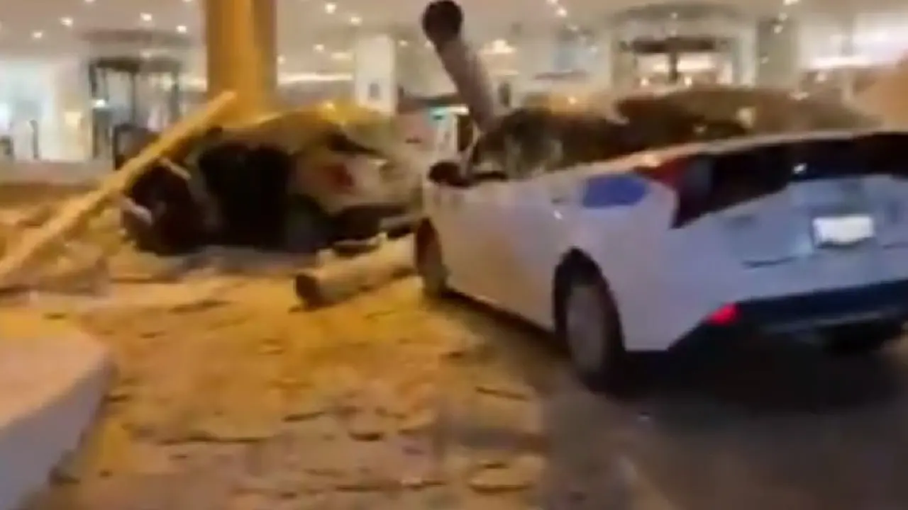 En un hotel de Acapulco, parte de la entrada se vino abajo. Foto: captura de pantalla.