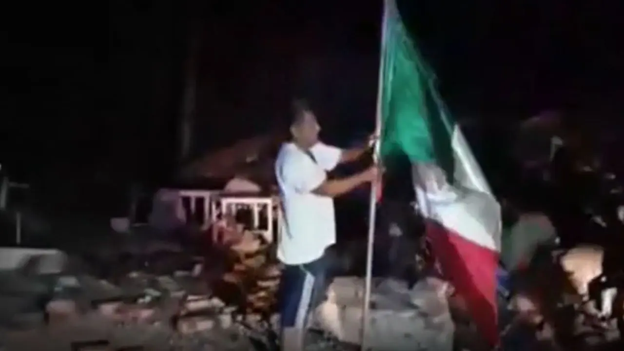 El día que la bandera de México ondeó sobre los escombros tras el sismo de 2017. Foto: captura de pantalla.