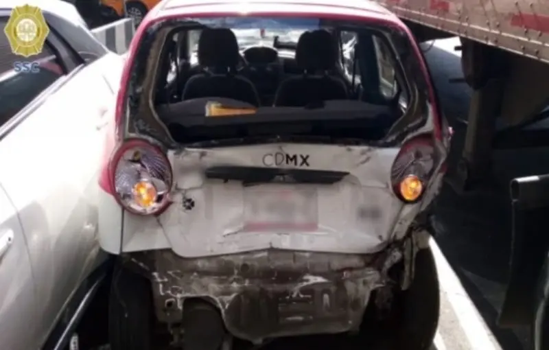 Así quedó el taxi prensado (Especial)