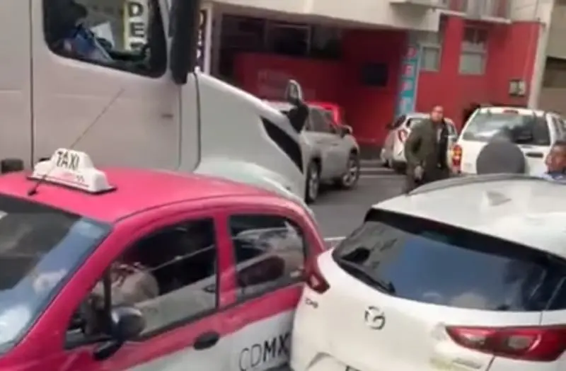 Casi aplasta a uno de los taxis (Especial)