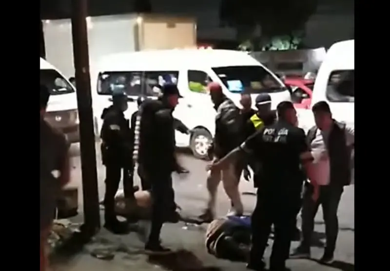 Los policías trataron de resguardar a los supuestos ladrones (FB: Chicoloapan Noticias)