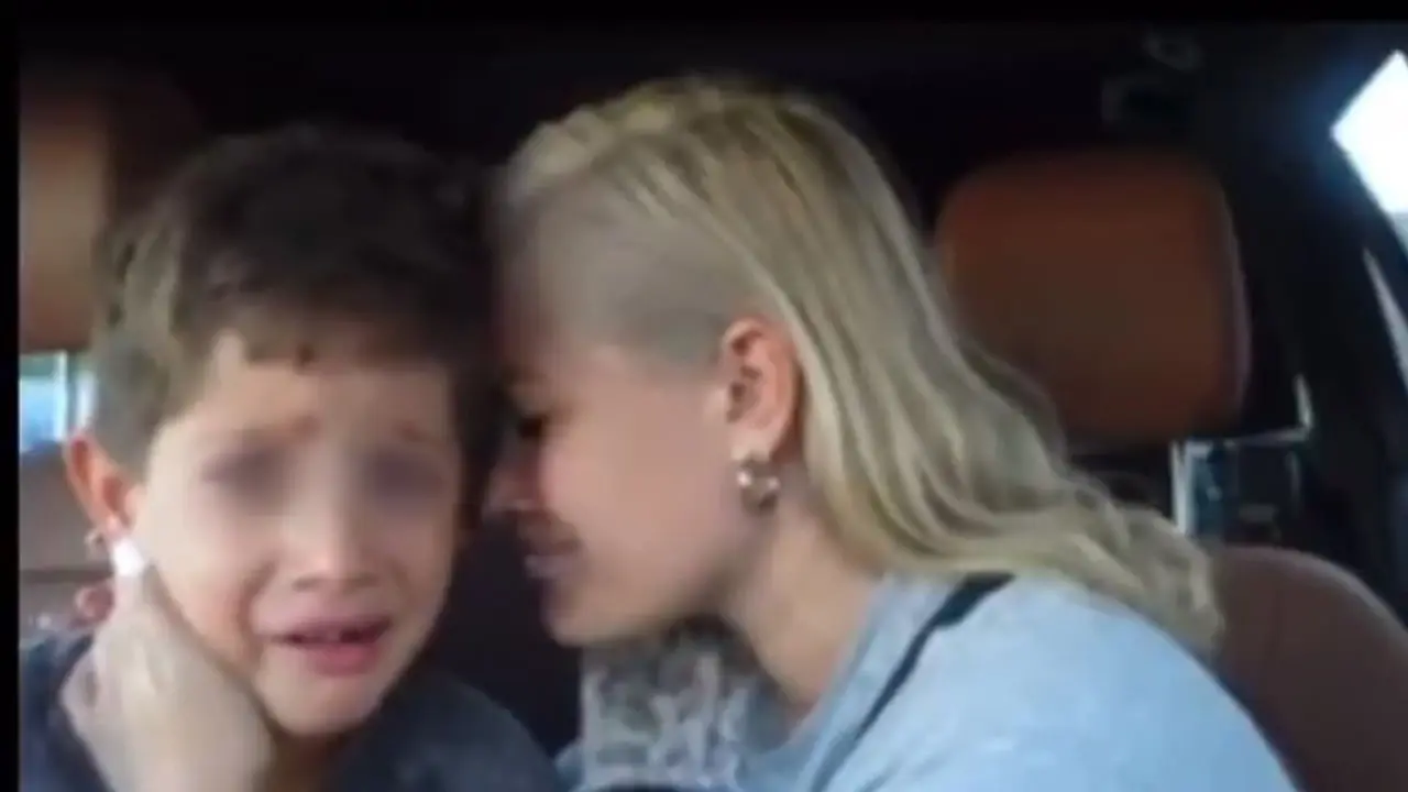 Critican a influencer por obligar a su hijo a llorar para un video. Foto: captura de pantalla.
