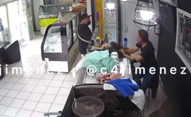 El sujeto llevaba el arma de fuego en la mochila (@c4jimenez)