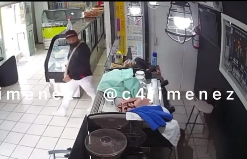 Amenazó con dispararles si se levantaban (@c4jimenez)