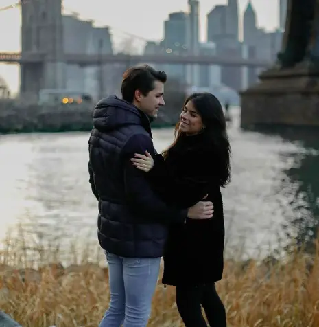 Paulina Peña y su novio se comprometieron durante un viaje a Nueva York