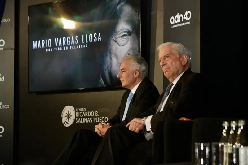 El escritor peruano junto a su hijo Álvaro (@AlvaroVargasLl)