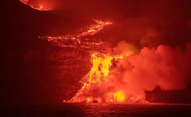 La lava del volcán Cumbre Vieja ya desembocó en el mar (@IEOoceanografía)