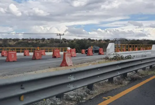 Sin señalamientos y en mal estado permanece carretera a Querétaro; provoca caos