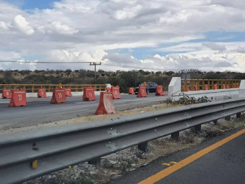 Sin señalamientos y en mal estado permanece carretera a Querétaro; provoca caos Sin señalamientos y en mal estado permanece carretera a Querétaro; provoca caos