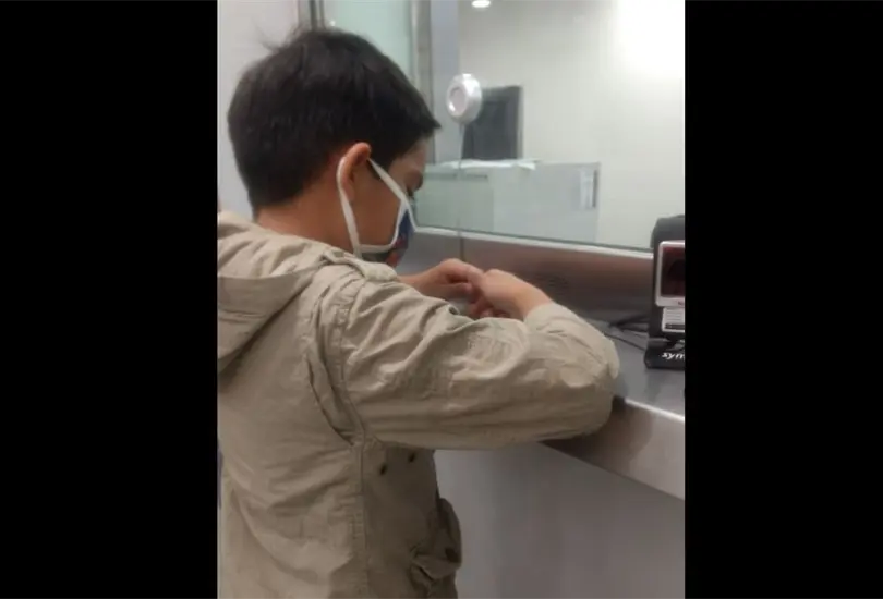 Banco Azteca cobra comisiones en cuentas de ni&ntilde;os, madre lo denuncia y devuelven dinero