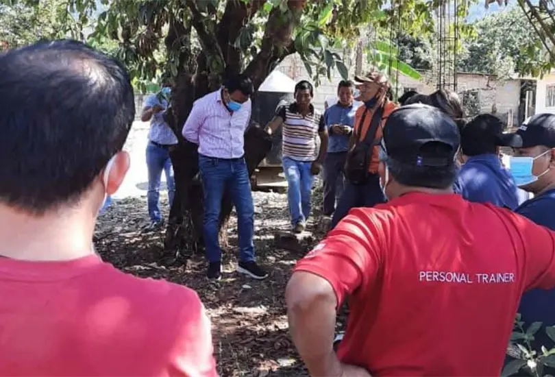 Amarran a un árbol a alcalde por entregar obra en mal estado Amarran a un árbol a alcalde por entregar obra en mal estado