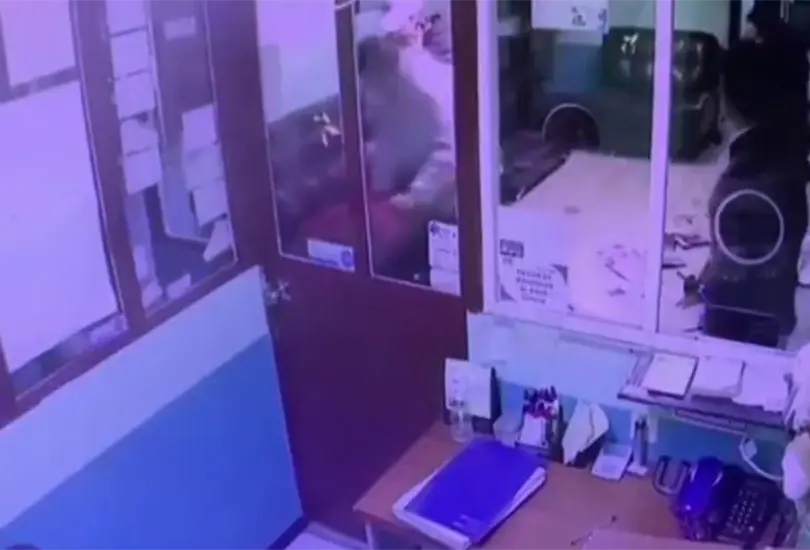 Familia golpea a doctor tras cirug&iacute;a donde una menor perdi&oacute; la vida