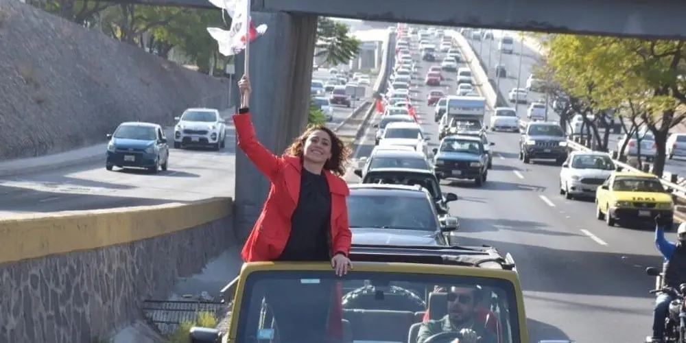 Critican a precandidata del PRI por llegar en auto de lujo a hacer su registro Critican a precandidata del PRI por llegar en auto de lujo a hacer su registro