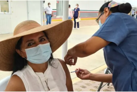 Regidora de Morena se salta fila y se vacuna contra Covid-19