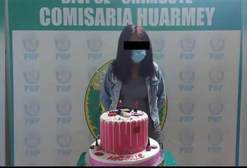 Hace fiesta pese a Covid-19, la detienen y la hacen posar con su pastel