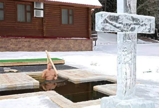 Putin celebra la Epifanía en piscina ¡a menos 20 grados!