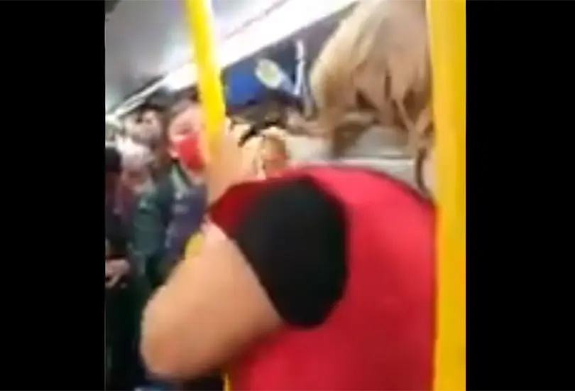 Se desata trifulca en Metrob&uacute;s por mujer que se subi&oacute; con un perro 