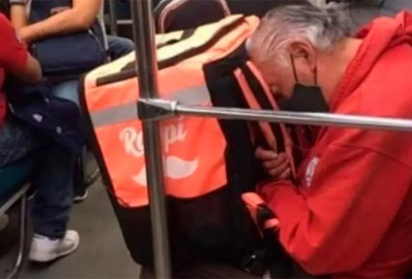 Conmueve abuelito que reparte comida en plena pandemia Conmueve abuelito que reparte comida en plena pandemia