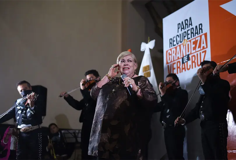 Yo no sé a qué vengo aquí, Paquita la del Barrio llora al registrarse para diputada Yo no sé a qué vengo aquí, Paquita la del Barrio llora al registrarse para diputada