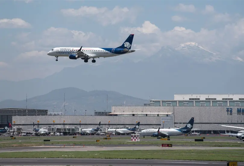 Para evitar quiebra, pilotos y sobrecargos de Aerom&eacute;xico aceptan reducci&oacute;n salarial