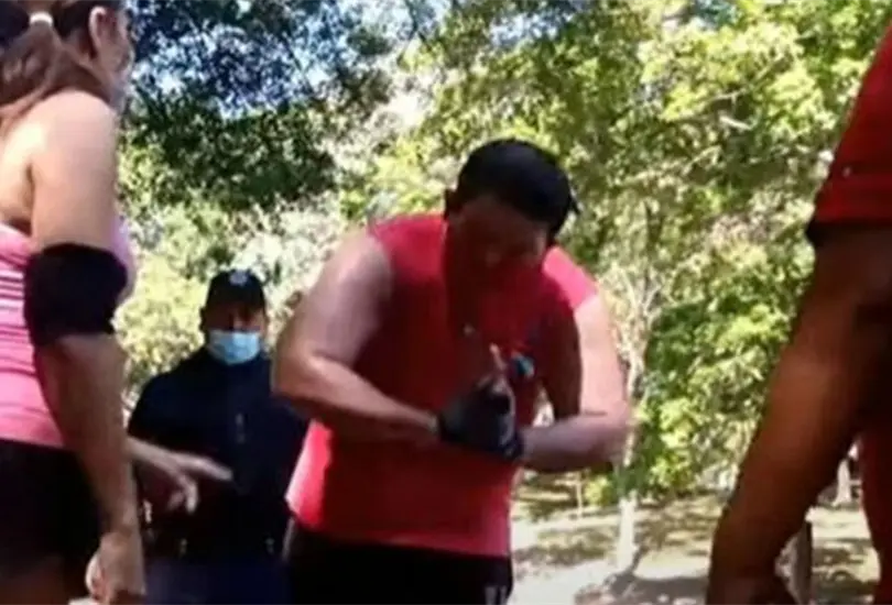 #VIDEO Esto te va a servir de lecci&oacute;n; mujer somete a acosador