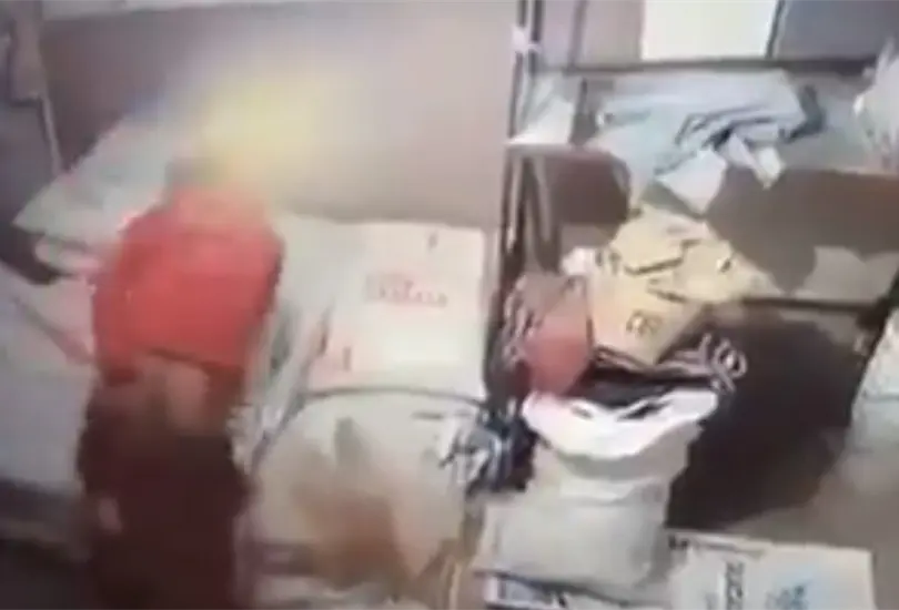#VIDEO Due&ntilde;os de negocio en Jalisco agarran a tablazos a ladr&oacute;n