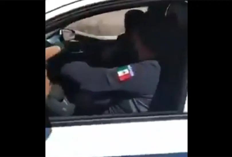 Policías roban celular a conductor, se dan a la fuga y los exhiben en vivo Policías roban celular a conductor, se dan a la fuga y los exhiben en vivo