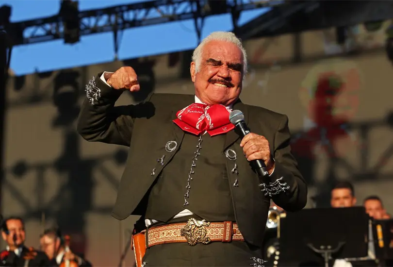 Joven acosada por Vicente Fern&aacute;ndez responde a disculpas del cantante