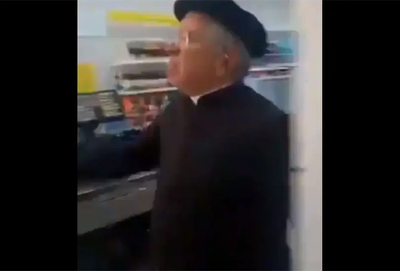 Sacerdote enfurece y golpea a personas que le pidieron usar cubrebocas 