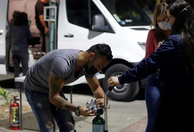 Ox&iacute;geno sobre ruedas: mexicanos llenan tanques a domicilio a bajo costo