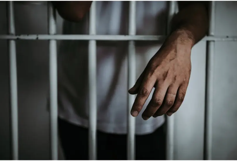 Hombre es condenado a m&aacute;s de mil a&ntilde;os de prisi&oacute;n por violar a su hijastra