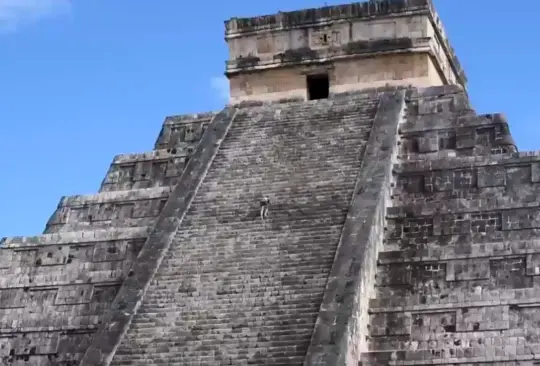 Mujer burla seguridad y esparce cenizas de su esposo en Chichén Itzá