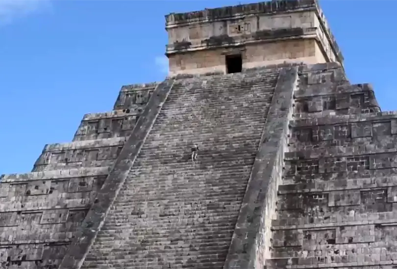 Mujer burla seguridad y esparce cenizas de su esposo en Chich&eacute;n Itz&aacute;