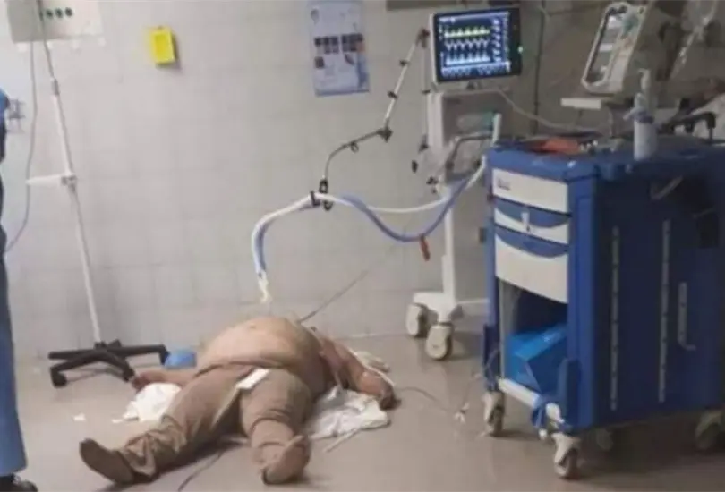 Hombre muere en el piso de hospital Covid de la CDMX Hombre muere en el piso de hospital Covid de la CDMX