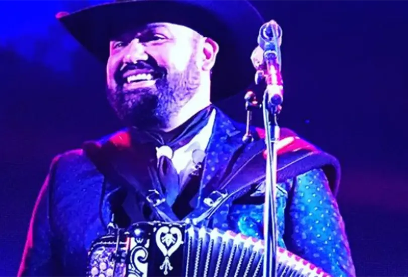 Vocalista de Intocable aclara cómo recibió la vacuna Covid Vocalista de Intocable aclara cómo recibió la vacuna Covid